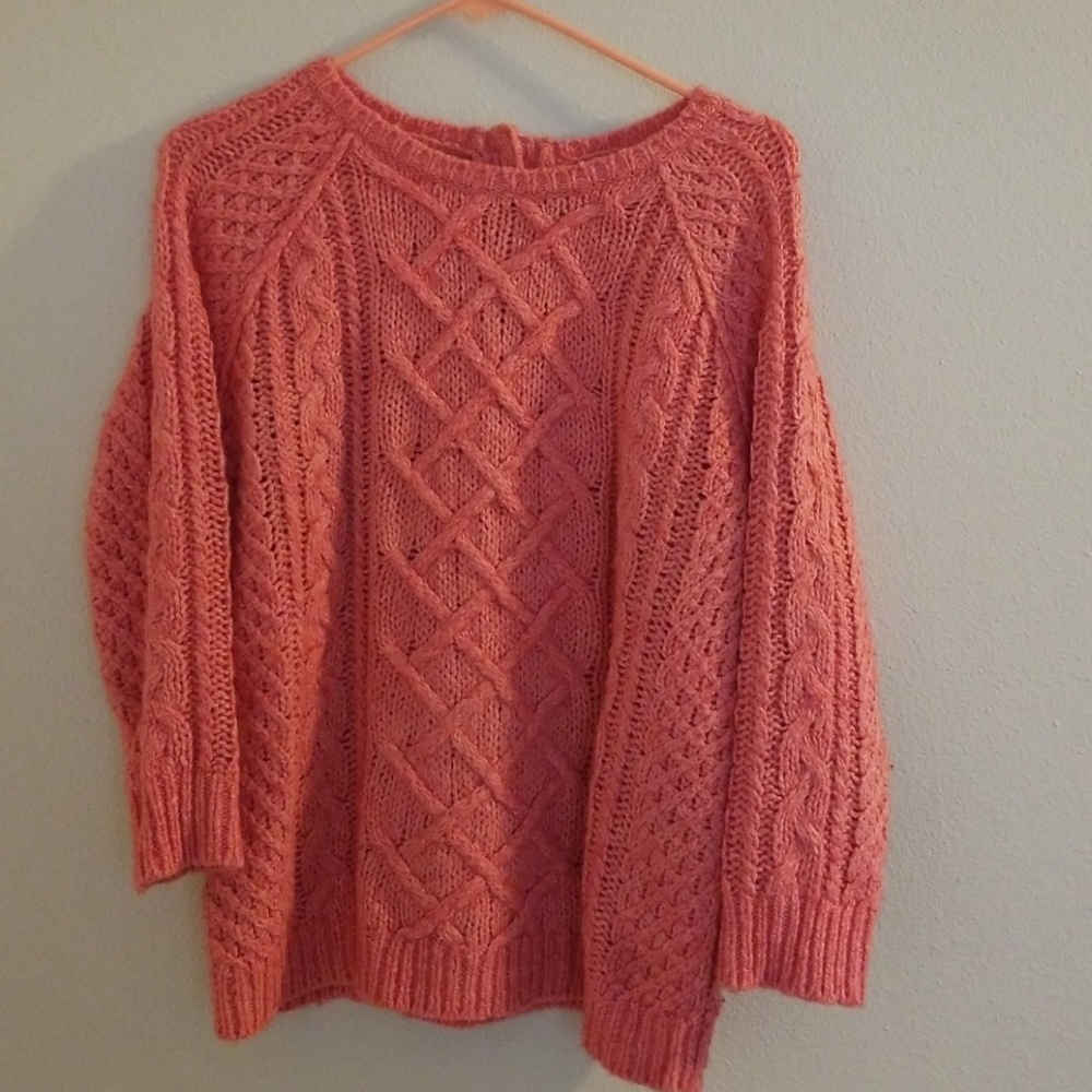 3/4 sleeve knitted sweater with a button up back